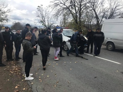 На Буковині службове авто поліції врізалось у позашляховик на «євробляхах» - фото