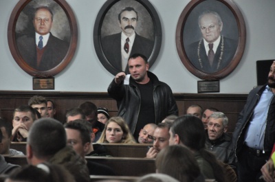 У Чернівцях громадські слухання погодили передачу депутату Петришину танцмайданчика у парку