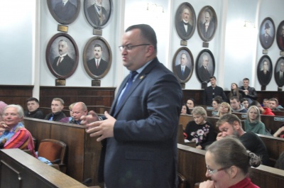 У Чернівцях громадські слухання погодили передачу депутату Петришину танцмайданчика у парку