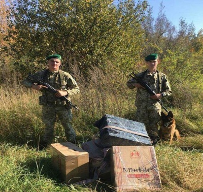 На Буковині контрабандисти втекли від прикордонників і покинули 3 тисячі пачок цигарок