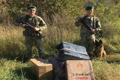 На Буковині контрабандисти втекли від прикордонників і покинули 3 тисячі пачок цигарок