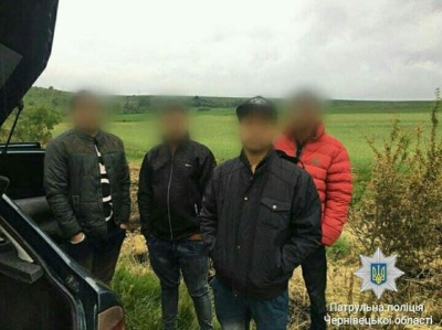 На Буковині поліція виявила 12 нелегалів - фото