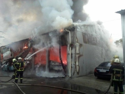 Внаслідок масштабної пожежі на СТО у Києві згоріли 7 автомобілів - фото