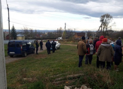 На Буковині мешканці виступили проти будівництва мобільної вишки біля житлових будинків - фото