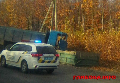 На Буковині зіткнулися дві вантажівки: одну людину госпіталізували - фото