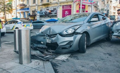 В Україні зупинки транспорту убезпечать захисними стовпчиками