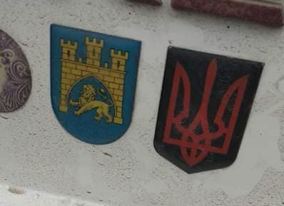 У Польщі порушили справу через наклейку з тризубом на авто українця
