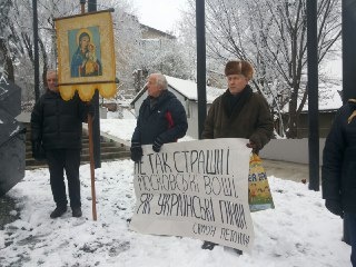 Букети пшениці та хліб: у Чернівцях люди молилися за загиблими жертвами Голодомору - фото