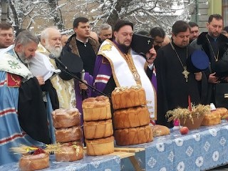 Букети пшениці та хліб: у Чернівцях люди молилися за загиблими жертвами Голодомору - фото