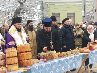 Букети пшениці та хліб: у Чернівцях люди молилися за загиблими жертвами Голодомору - фото