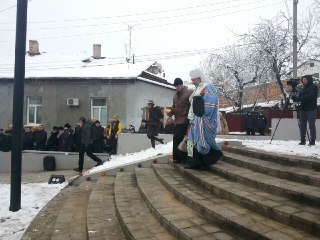 Букети пшениці та хліб: у Чернівцях люди молилися за загиблими жертвами Голодомору - фото