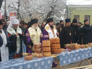 Букети пшениці та хліб: у Чернівцях люди молилися за загиблими жертвами Голодомору - фото