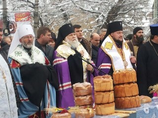 Букети пшениці та хліб: у Чернівцях люди молилися за загиблими жертвами Голодомору - фото