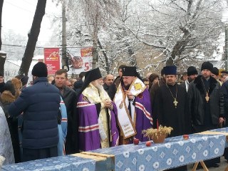 Букети пшениці та хліб: у Чернівцях люди молилися за загиблими жертвами Голодомору - фото