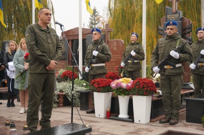 Люди не стримували сліз: у Чернівцях урочисто відкрили пам’ятник герою АТО Віктору Редькіну - фото