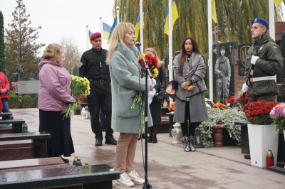 Люди не стримували сліз: у Чернівцях урочисто відкрили пам’ятник герою АТО Віктору Редькіну - фото