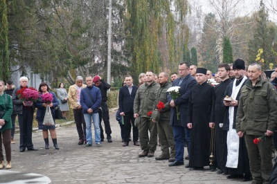 Люди не стримували сліз: у Чернівцях урочисто відкрили пам’ятник герою АТО Віктору Редькіну - фото