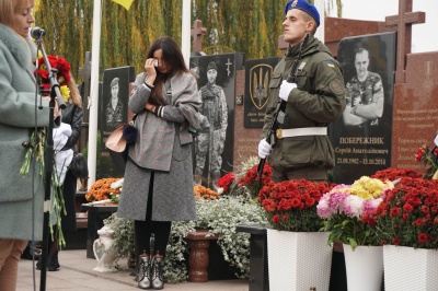 Люди не стримували сліз: у Чернівцях урочисто відкрили пам’ятник герою АТО Віктору Редькіну - фото