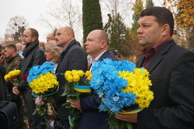 Люди не стримували сліз: у Чернівцях урочисто відкрили пам’ятник герою АТО Віктору Редькіну - фото