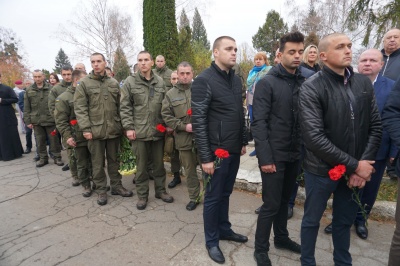 Люди не стримували сліз: у Чернівцях урочисто відкрили пам’ятник герою АТО Віктору Редькіну - фото