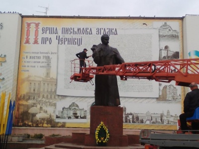 У Чернівцях до 100-річчя Буковинського віча миють пам’ятник Шевченку - фото