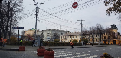 У Чернівцях до 100-річчя Буковинського віча миють пам’ятник Шевченку - фото