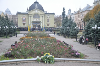 Урочиста хода та спільний молебень: у Чернівцях відзначають 100-річчя Буковинського Віче - фото