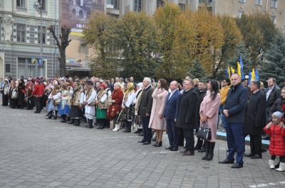Урочиста хода та спільний молебень: у Чернівцях відзначають 100-річчя Буковинського Віче - фото