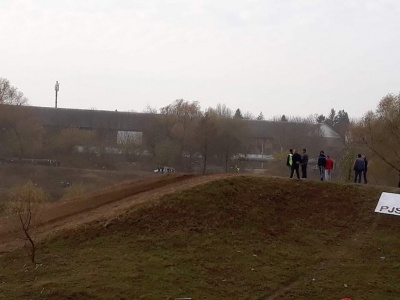 У Чернівцях на змаганнях з мотокросу травмувався спортсмен: підозрюють перелом ключиці і ноги - фото