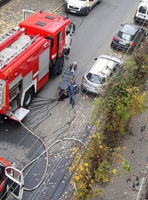 У центрі Чернівців трапилась пожежа у будинку: медики госпіталізували літнього чоловіка - відео