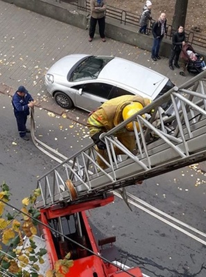 У центрі Чернівців трапилась пожежа у будинку: медики госпіталізували літнього чоловіка - відео