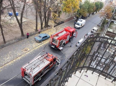 У центрі Чернівців трапилась пожежа у будинку: медики госпіталізували літнього чоловіка - відео