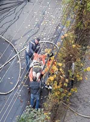 У центрі Чернівців трапилась пожежа у будинку: медики госпіталізували літнього чоловіка - відео