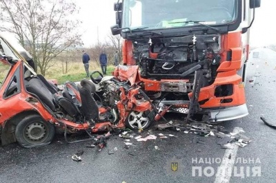 На Прикарпатті легковик влетів у вантажівку, якою кермував буковинець: двоє людей загинуло