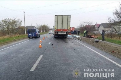 На Прикарпатті легковик влетів у вантажівку, якою кермував буковинець: двоє людей загинуло