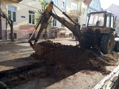 У Чернівцях через прорив труби розкопали частину вулиці зі свіжим асфальтом - фото