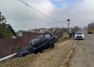На Буковині «євробляха» знесла електроопору: водія доставили у лікарню - фото