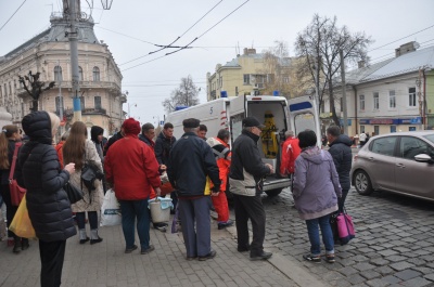 У центрі Чернівців раптово знепритомнів чоловік: людину забрала «швидка»