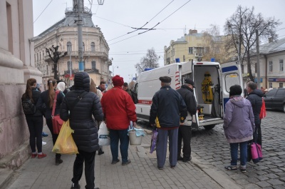 У центрі Чернівців раптово знепритомнів чоловік: людину забрала «швидка»