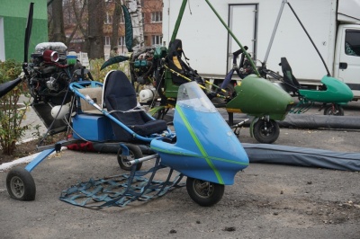 Піднімають сигарети і людей: прикордонники показали дельтаплани, які вилучили за контрабанду