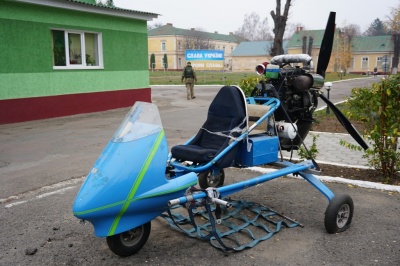 Піднімають сигарети і людей: прикордонники показали дельтаплани, які вилучили за контрабанду