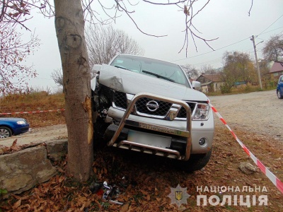 У Чернівцях п’яний іноземець під час втечі від поліції на чужому джипі врізався у дерево - фото