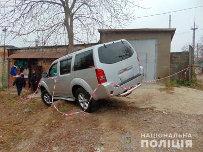 У Чернівцях п’яний іноземець під час втечі від поліції на чужому джипі врізався у дерево - фото