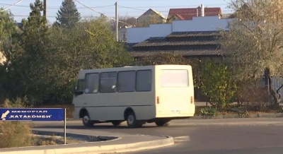 Кома після поїздки в автобусі: на Одещині пасажирка випала на трасу під час руху 