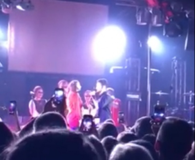 Освідчення зі сцени: під час концерту гурту KAZKA в Чернівцях хлопець зробив пропозицію коханій - відео