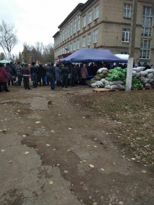 На "виборах" в ОРДЛО продають дешеві продукти та голосують за Чака Норріса