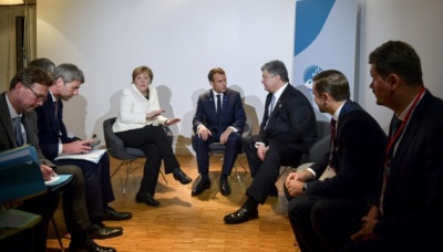 Порошенко, Макрон та Меркель обговорили введення миротворців на Донбас