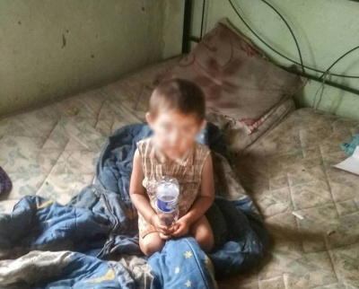 На Буковині семеро дітей проживали в будинку із жахливими умовами: поліція відібрала їх від батьків