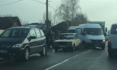 На трасі біля Чернівців зіткнулися 4 автівки: в Боянах ускладнений рух транспорту