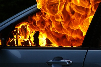 На Буковині загорілась Audi: полум'я пошкодило салон автівки